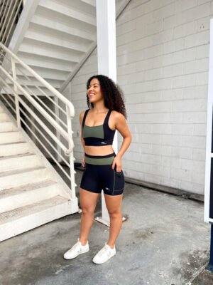 Conjunto top  e short preto com verde militar.