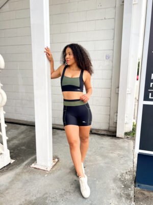 Conjunto top  e short preto com verde militar.